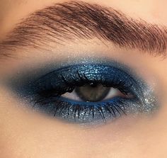 Editorial Make-up, Blue Eyeliner, Dope Makeup, Dark Makeup, Make Up Looks, Smokey Eyes, Eye Makeup Art, Grunge Makeup