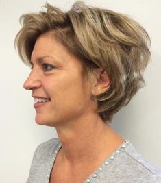 Bob Inversat, Kręcony Bob, Kort Bob, Pixie Bob Hairstyles, Short Hairdos, Stylish Haircuts, Bob Haircuts For Women, Hairstyles Over 50, Modern Hairstyles