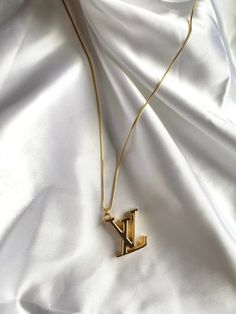 The Icon Necklace - Ahava J Expensive Jewelry Luxury, Luxe Jewelry, Jewelry Accessories Ideas, Dope Jewelry, Jewelry Essentials, Classy Jewelry, Expensive Jewelry, Jewelry Lookbook, Fancy Jewelry