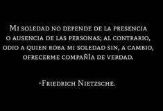 a black and white photo with the words,'i soldad no depende la presence o ausena de las persona