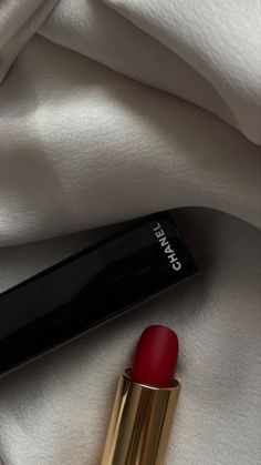 Red Lipstick Aesthetic, Lipstick Wallpaper, Black And Cream Wallpaper, Fur Aesthetic, Dark Feminine Style, Red Lips Makeup Look, Chanel Aesthetic, Perfect Eyelashes, Chanel Perfume