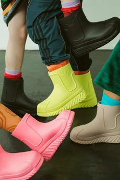 SUPERSTARのアイデンティティを引継ぎブーツスタイルにアレンジ 投稿 10月14日発売【adidas ADIFOM SST BOOTS】SUPERSTARのアイデンティティを取り入れたシェルトゥブーツ は Sneaker Girl｜スニーカーガール に最初に表示されました。 Adidas Boots, Adidas Shoes Originals, Sneaker Release, Girls Sneakers, Kids Sneakers, Boots Outfit, What I Wore, Festival Fashion