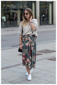 Spring Outfit Women, Chique Outfit, Casual Skirt Outfits, Skirt And Sneakers, Outfits Spring, Spring Outfits Women, Spring Women, A Skirt