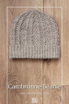 a knitted beanie on top of a wooden floor with the text, free knitting pattern