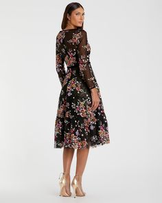 Cette robe de cocktail à col en V présente des manches et un corsage transparents, une jupe trapèze longue et des ornements floraux à paillettes sur toute la longueur. L'encolure, les poignets des manches et la taille naturelle sont rehaussés d'une bordure en velours noir.


 Mac Duggal

 Tissu brodé (100% polyester)

 Corsage partiellement doublé ; manches semi-transparentes ; jupe entièrement doublée

 Col en V

 Manches longues

 Coussinets de poitrine

 Détails brodés floraux

 Fermeture écl Floral Embellished V-neck Evening Dress, Fall Gala Dress With Sheer Sleeves, Cocktail V-neck Dress With Sheer Sleeves, Cocktail Dress With Sheer Sleeves And V-neck, V-neck Midi Dress With Sheer Sleeves For Evening, Knee-length Floral Embellished Evening Midi Dress, Fall Embellished Midi Dresses, Spring Event Dresses With Long Sleeves, Spring A-line Sequin Midi Dress