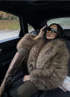 Fur Coat Outfits, Oversized Winter Coat, Rich Fashion, Icon Style, Clueless Outfits, Fall Winter Wardrobe, Dope Fashion, Winter Fits, Fall Street Style