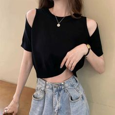 Sexy Cut Shoulder Cropped Slim Shirt – Nada Outfit Land Crop Tops Y2k, Tshirts Women, Solid Color Outfits, Streetwear Shorts, Crop Top And Shorts, Knitted Tshirt, Summer Outfits Women, Casual T Shirts