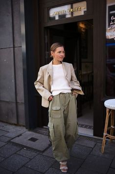 Khaki And Beige Outfit, Beige Parachute Pants Outfit Winter, Relaxed Cargo Pants Outfit, Nylon Cargo Pants Outfit, Khaki Parachute Pants Outfit, Light Cargo Pants Outfit, Beige Cargo Pants Outfit Street Style, Cargo Pants With Blazer, Wide Cargo Pants Outfit