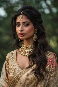 25 Gorgeous Hairstyles For Indian Weddings Engagement Hairstyles Medium Hair, Bridal Hair Indian Wedding, Kaan Chain Hairstyles, Wedding Indian Hairstyles, Indian Bride Hair Down, Indian Bride Open Hairstyle, Non Bridal Hairstyles, Non Traditional Wedding Hair, Indian Braids Hairstyles