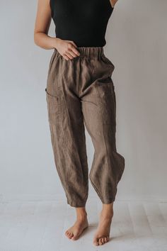 Linen Pant Fall Fashion Cargo Pants, Style In Your 30s Summer, Practical Fashion For Women, Linen Maternity Pants, Brown Linen Pants Outfit, Romantic Natural Style, Linen Looks, Oversized Blazers, Linen Pants Outfit