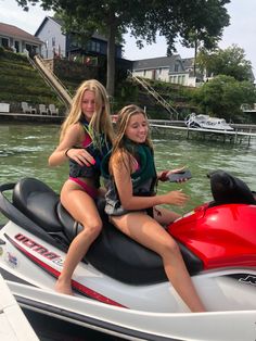 Lake Life Pictures, Cute Summer Photo Ideas, Summer Friend Pics, Lake Day Pictures Best Friends, Summer Pics To Recreate With Friends, Summer Trips With Friends, Cute Lake Pictures With Friends, Bestie Vacation Pics, Bestie Goals Aesthetic