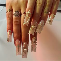 @hernailzbyk on ig Dangle Charm Nails, Charm Nails Y2k, Cute Aesthetic Nails, Gold Inspo, Nail Set Ideas, Type Of Nails, Bling Nail Art, Boss Birthday, Long Acrylic Nail Designs