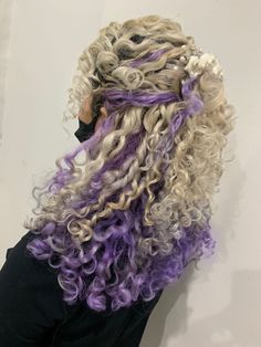 Different Dyed Hair Styles, Dyed Curly Wavy Hair, Blonde And Blue Curly Hair, Purple And Blonde Curly Hair, Dyed Hair Inspiration Curly, Dyed Curly Hair Ideas Colour Purple, Hairdye Ideas For Curly Hair, Dyed Curly Hair Ideas Colour Blond, Peekaboo Hair Curly