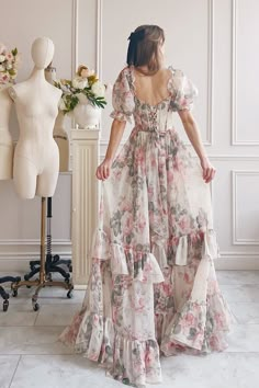 Duchesse Robe Corset Maxi à Fleurs | Boutique 1861 Floral Dress With Corset, Corset Dress Back, Corset Dress With Sleeves, Corset Formal Dress, Floral Organza Dress, Corset Maxi Dress, Elegant Floral Dress, Short Maxi Dress, Pink Floral Maxi Dress