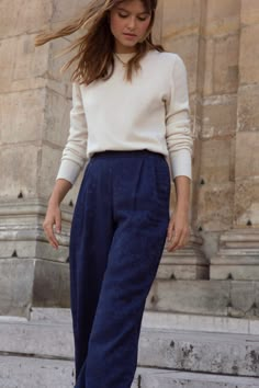 Navy Blue Pants Outfit Women Winter, Navy Blue Bottoms Outfit, Light Blue And Navy Outfit, Winter Scandi Style, Blue Pantalon Outfit, Dark Blue Trousers Outfit Women, Dark Blue Pants Outfit Work, Navy Blue And Beige Outfit, Navy And Cream Outfit