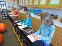 Alternative Seating: bookcases that students can stand next to to work Reading Pit, Alternative Seating Classroom, Flexible Seating Classroom, Classroom Arrangement, Alternative Seating, 21st Century Classroom, Classroom Seating, Classroom Layout, Classroom Organisation