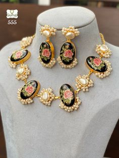 Desi Wedding Aesthetic, Magic Pencil, Goodluck Charms, Desi Jewelry, Heavy Necklace, Bridal Jewelry Sets Brides, Traditional Necklace, Bridal Necklace Designs, Glitter Jewelry