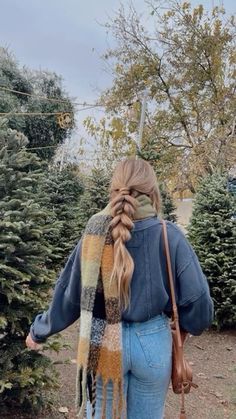 scarfs outfits Fall Styled Outfits, Dressed Up Winter Outfits, Cozy Shopping Outfit, Instagram Fall Aesthetic, Cozy Fall Hairstyles, Warm Cozy Outfits Winter, Cute And Warm Winter Outfits, How To Style Accessories, Fall Outfits Scarf