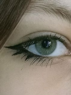 Maquillage Yeux Cut Crease, Vampire Bride, Funky Makeup, Punk Makeup, Cute Eye Makeup, Interesting Images, Being Creative, Makijaż Smokey Eye