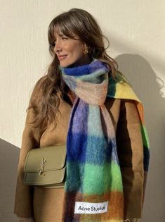 Colorful Scarf Outfit, Scarf Outfit Winter, Shawl Fashion, Italy 2023, Outfit Retro, Simple Scarf, Autumn 2023