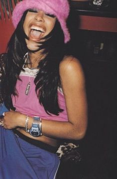 Mix Match Bathing Suits, 90s Reggaeton Aesthetic, South America Fashion, Celebrities In The 90s, 90 Vibes Aesthetic, Aaliyah Style 90s, 90s Celebrity Fashion, Aliyah Outfits 90s