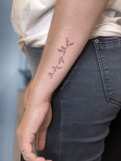 Татуировка птиц на руке у девушки Bird Tattoos For Women Arm, Fine Line Bird Tattoo, Why Not Tattoo, 3 Birds Tattoo, Bird Hand Tattoo, Bird Tattoo Ribs, Love Wrist Tattoo, Tattoo Birds