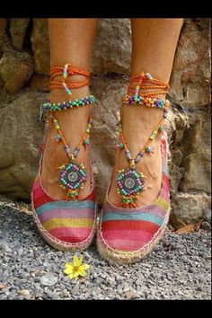 alpargatas #malijones 70s Groupies Hippie Shoes, Minimalisticky Chic, Stile Hippie Chic, Boho Style Shoes, Hippie Elegante, Look Hippie Chic, Bohemian Shoes, Romantic Clothing, Feeling Groovy