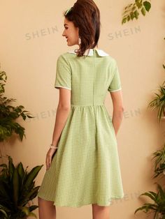 This vintage floral color block dress features a charming green cottagecore design with contrasting colors. Perfect for a sunny day out, it offers a stylish and unique look that will turn heads. Made with high-quality materials, it provides both comfort and fashion. Color : Green Style : Cute Details : Zipper Type : A Line Pattern Type : Gingham, Colorblock, Geometric Sleeve Length : Short Sleeve Neckline : Peter Pan Collar Sleeve Type : Puff Sleeve Waist Line : High Waist Hem Shaped : Flared Le Spring Preppy Knee-length Dress, Preppy Knee-length Summer Dresses, Casual A-line Vintage Dress For Garden Party, Green A-line Patchwork Dresses, Green A-line Dress With Patchwork, A-line Green Patchwork Dresses, Green Casual Dress For Picnic, Casual Green Dress For Picnic, Retro Patchwork Dresses For Spring