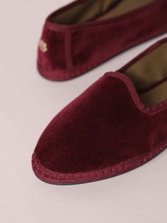 Outer material: velvet


Inner material: cotton fabric


Insole: gel insole


Sole: EVA sole


Handmade in Spain. Sveti Stefan, Eva Sole, Hand Sewn, Garnet, Contemporary Design, Hand Sewing, Shoes Flats, Spain, Slippers