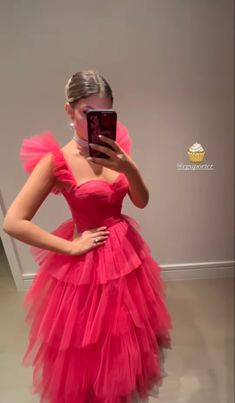 2024 Dance, Core Clothes, Cat Energy, Red Tulle Dress, Miami Lifestyle, Debut Dresses, Simple Prom Dress Long, Color Blocking Outfits, Dinner Dress Classy