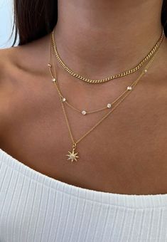 Gold Jewellery Inspiration, Necklace Stack Dainty, Gold Necklace Outfit Casual, Gold Beachy Jewelry, Jewlerie Aesthetic Gold And Silver, Evry Jewels Necklace Stack, Jewelry Stacking Necklaces, Gold Necklaces Aesthetic, How To Layer Necklaces