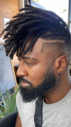 If you love to sport long hairstyles, you can wear thick dreadlocks and accessorize them with an undercut. The style will look more like a mohawk, but the thick dreads ad a fun perspective to the style. You can get the dreadlocks done by a professional. Undercut Dreads, Dreadlock Fade, Dreads Long, Dreads Locks, Thick Dreads, Mid Fade Haircut, Dreadlocks Hairstyles, Dreadlocks Men