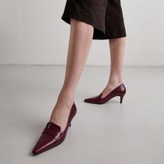 Our BLONDIE loafer-style pumps are sure to win you over. You'll find the characteristic elements of these two families of shoes that we love so much: pumps and moccasins. In fact, the decorative tabs on the platform, the pointed toes and the slight stiletto heels give them a feminine, vintage look, while remaining timeless thanks to their black coloring.This model fits slightly large.Heel: 6cmMade in: Spain