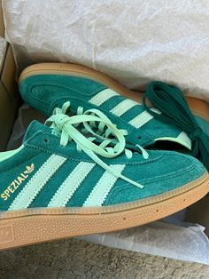 #adidas #spezial #shoes #schuhe #grün #adidasspezial Adidas Spezial Colors, Adidas Spezial Green, Spezials Adidas, Spezial Adidas Outfit, Bridal Shoes Sneakers, Adidas Special, Shoes Design Ideas, Adidas Spezials, Nike Cortez Shoes