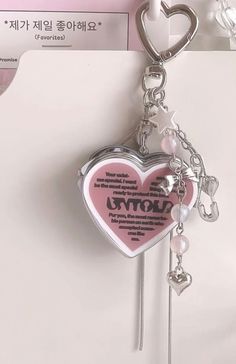 Keychain Inspo Aesthetic, Aesthetic Trinkets, Keychain Y2k, Kpop Diy, Pretty Jewelry Necklaces, Bead Charms Diy, Phone Charms, Cute Keychain, Beaded Keychains