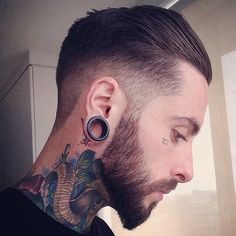 Guy Neck Tattoos, Guys Ear Piercings, Greaser Hair, Tatto Boys, Superenge Jeans, Face Piercings, Neck Tattoo For Guys, Neck Tattoos