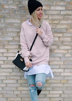 Outfit: Oversized Sweater & Ripped Jeans | 25 und fabelhaft! Outfits Pastel, Ripped Jeans, Bomber Jacket, Fall Winter, Outfit Inspo