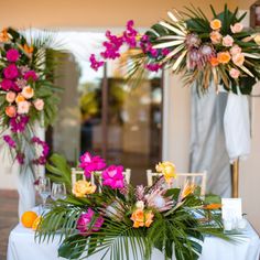 Wedding decoration with tropical flowers in pink and orange tones Tropical Wedding Decor, Tropical Wedding Inspiration, Boho Picnic, Dinner Table Decor, Orange Tones, Tropical Wedding, Tropical Flowers, Wedding Decoration, Engagement Party