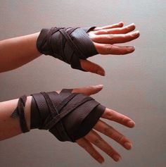 Khaleesi Outfits, Ranger Outfit Female, Raya Aesthetic, Fantasy Gloves, Game Of Thrones Khaleesi, Fantasy Oc, Characters Female, Black Widow Aesthetic, Leather Fingerless Gloves