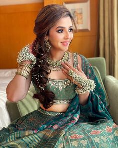 Mehendi ceremony Braids With Lehenga, Mendhi Hairstyles Braid, Bridal Hairstyles Indian Weddings Front And Back, Reception Hairstyles Indian Brides Lehenga, Mehendi Look For Bride, Side Braid Hairstyles Indian, Latest Hairstyles With Lehnga, Hairstyle Lehenga, Mehendi Looks For Bride