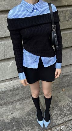 Karemvizcarra via IG Blue Trendy Outfits, T Shirt Layering Outfit, Edgy Preppy Outfits, Outfits With Black Skirt, Denim Outfit Winter, Blue And Black Outfit, Layered Clothing, Winter Firs, Fashion School Outfits