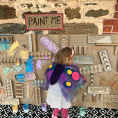 COLLABORATIVE PAINTING WALL - Mini Mad Things Collaborative Painting Projects, Preschool Collaborative Art, Recycled Wall Art, Workshop For Kids Activities, Painting Area Ideas, Recycle Activities For Kids, Collaborative Art Mural, Tactile Wall, Collaborative Painting