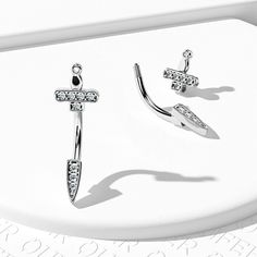 This rook piercing earring is so attractive and eye-catching, definitely a must-have! When you wear it, it immediately turns out to be a sword shape. There are also some CZs on the barbell, which make it shiny and stylish. Eyebrow Rings, Titanium Belly Button Rings, Ring Day, Conch Hoop, Dangle Belly Rings, Eyebrow Ring, Dragon Claw, Piercing Earrings, Eyebrow Piercing