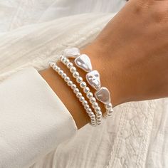 IO Corporate Pearl Bracelet IO Retail Chain Bracelet For Women, Vintage Jewelry Necklace, Couple Jewelry, Bead Bangles, Fashion Couple, Pearl Types, Hand Jewelry, Charm Bangle, Classic Gold