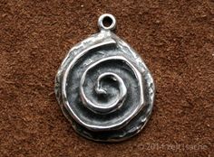 The archaic spiral jewelry pendant is reminiscent of the creative power from one's own center or the spiritual path to the inner center. Everything has its spiral cycles: day and night, full moon and new moon, spring, summer, autumn and winter alternate. However, we never experience exactly the same thing, because not only has what we experience outside changed, but so have we. The spiral of this rustic pendant is also reminiscent of a snail. This animal symbolizes the interplay between showing Night Full Moon, Spiral Jewelry, Spiral Pendant, Spiritual Necklace, Spiral Necklace, The Spiral, Snail Shell, Sacred Symbols, Life Symbol