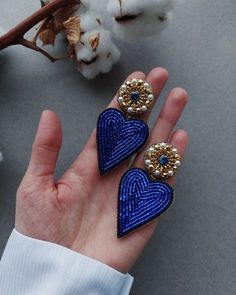 Brooch Trend 2023, Macrame With Beads, Aretes Diy, Diy Jewelry Videos, Embroidery Earrings, Earrings Diy Handmade, Shibori Jewelry, Embroidered Earrings, Diy Bead Embroidery