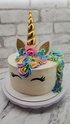 there is a cake that has a unicorn face on it