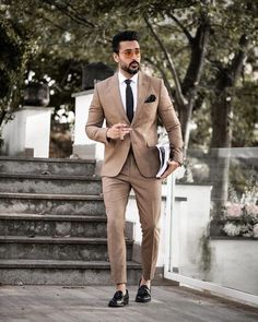 Tan Suit Men, Brown Tux, Burgundy Weddings, Brown Suits For Men, Suit For Men Wedding, Costume Beige, Grooms Suit, Groomsmen Grey, Groom Suits