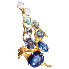 The heart of this 18 karat yellow gold Tobacco Flower brooch is a stunning GRS-certified vivid royal blue oval sapphire from Sri Lanka, measuring 10.73 x 9.64 x 5.99 mm and weighing 6.08 carats. This precious gem looks perfect in all types of light, both during the day and indoors, with its size only enhancing its already vivid color. It is an art object designed by a painter and 3D designer, making it a ring to be passed down through generations as a family inheritance. The royal blue sapphire Royal Diamond, Rose Gold Pendant Necklace, Blue Sapphire Diamond, Rose Gold Pendant, Yellow Gold Engagement, Yellow Gold Engagement Rings, Flower Pendant Necklace, Rose Gold Engagement, Green Sapphire