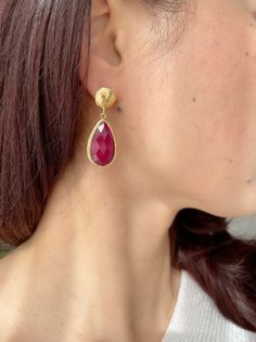 21 ct gold plated brass. Ruby semi-precious stone earrings length - app 4,0cm ｘ 1,6cm Designed by our Turkish designer. Handcrafted with great care. Turkish Earrings, Egyptian Accessories, Ancient Coin Jewelry, Gemstone Earrings Dangle, Egyptian Necklace, Boho Bangle, Brass Cuff Bracelet, Egyptian Jewelry, Earring Stud